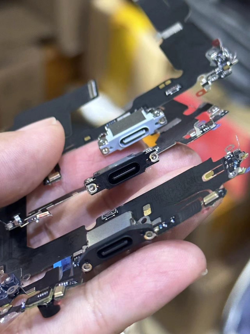 来两张iphone 15系列 c口排线照片 1,排线上出现了一颗银色芯片,尾插