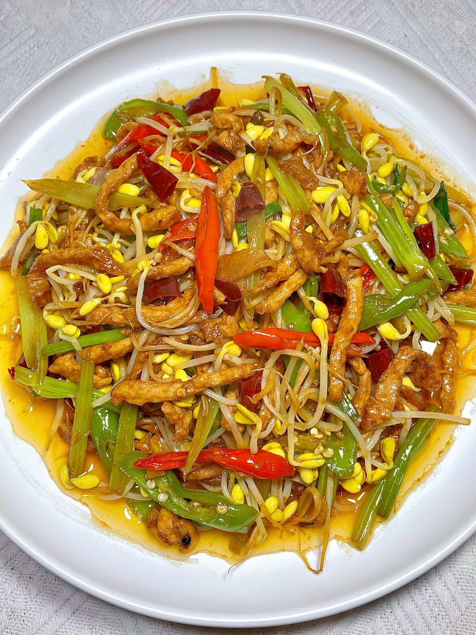 今天的新菜是黄豆芽炒肉丝 ——— 这个做法炒黄豆芽,带着满满的猪肉