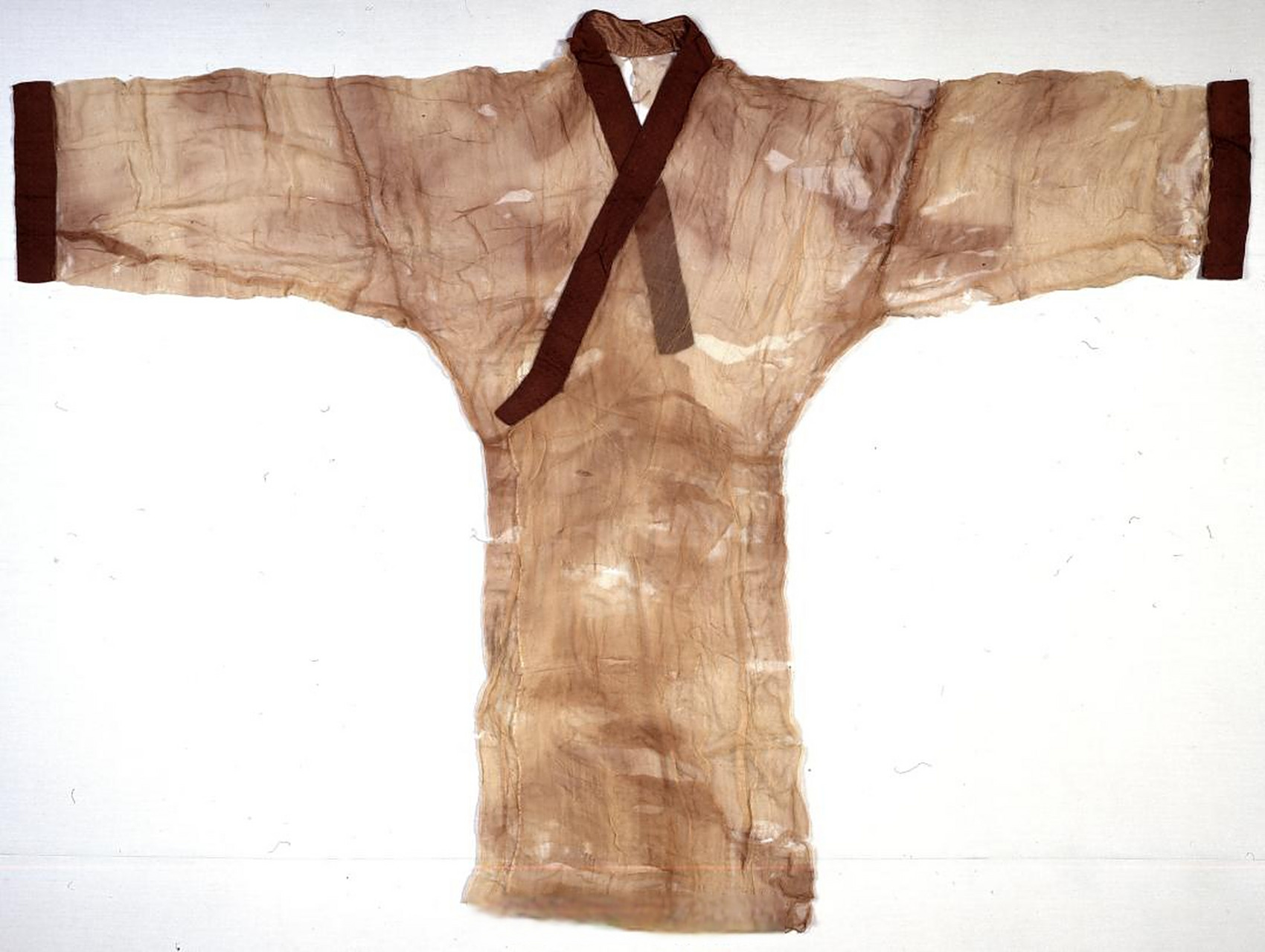 素纱单衣仅重49克素纱单衣(直裾)出土于湖南长沙