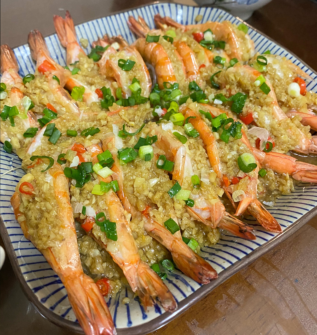 家常菜 | 超好ci的蒜蓉开背虾08 开始的开始先把粉丝放在温水里泡着