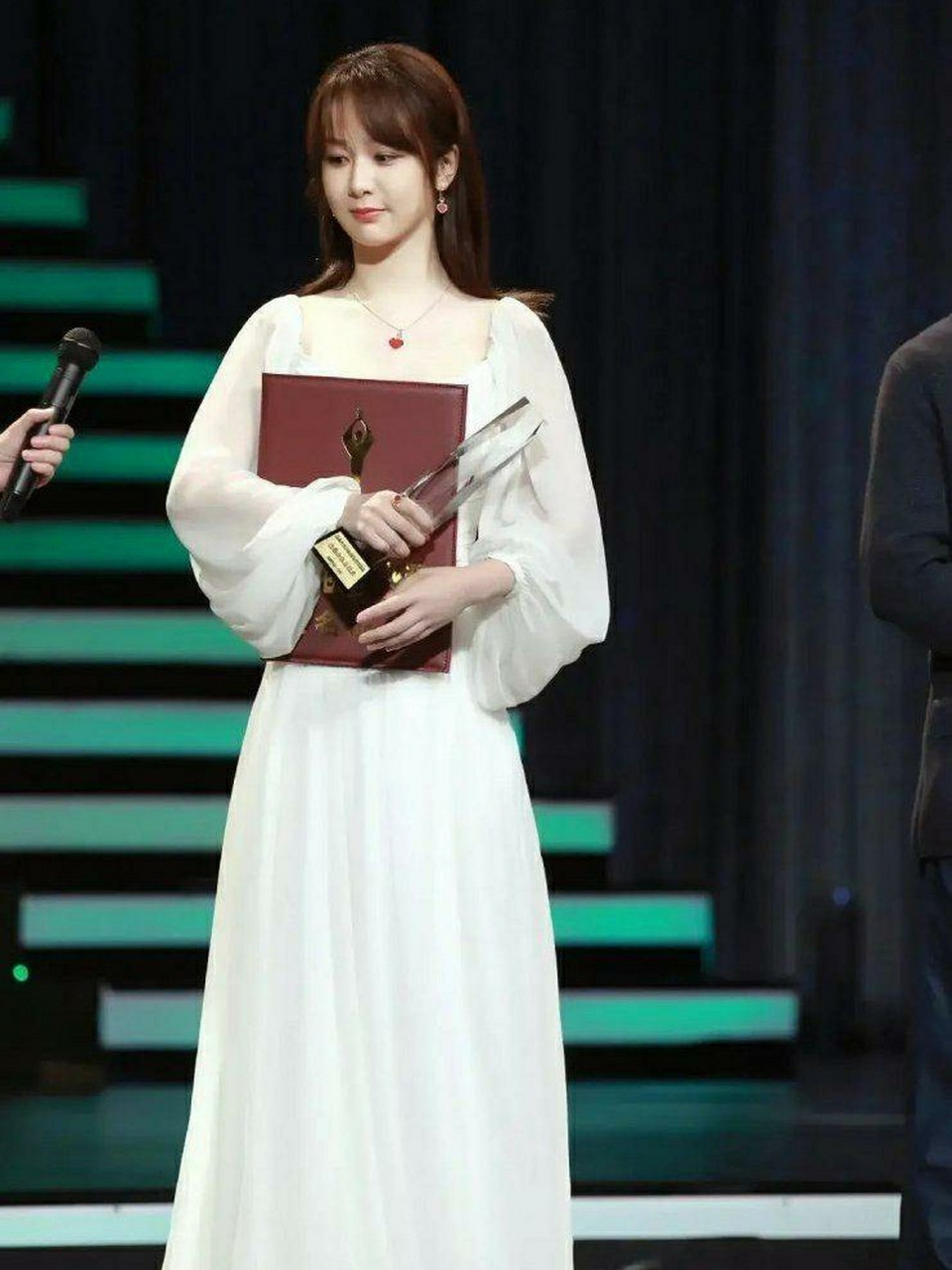 杨紫领奖新造型亮相