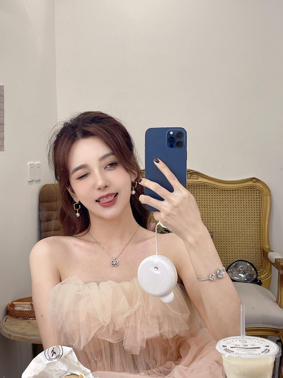 潘茜眨巴着大眼睛,薄唇轻抿,小心翼翼地瞄着这个拿走了她初吻的男人,