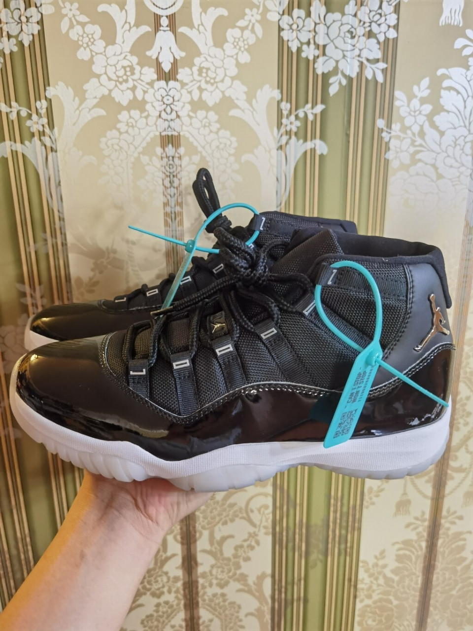 得物(毒)上买了一双aj11,25周年.