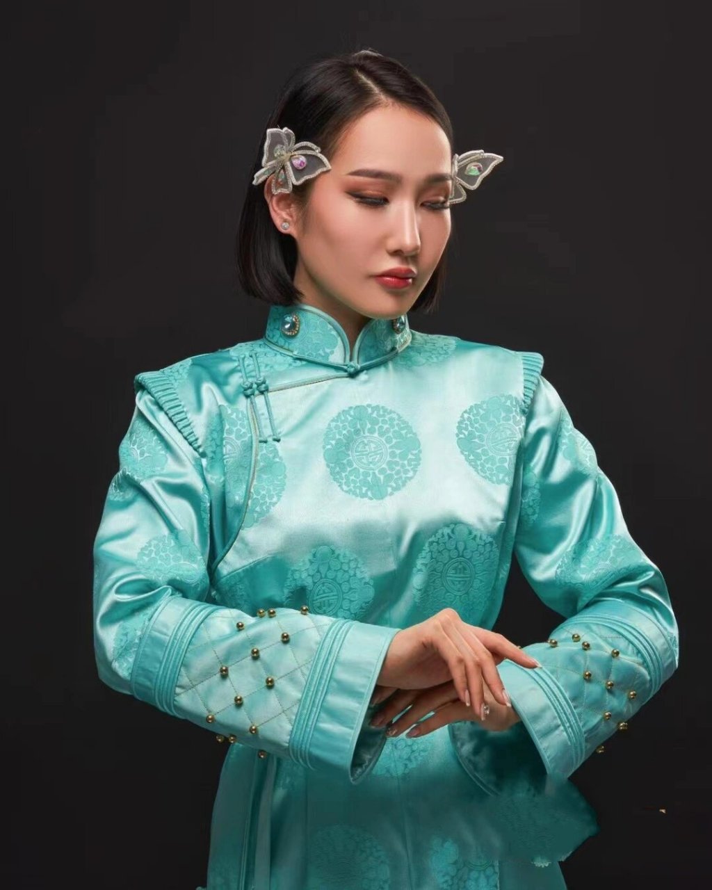 超级好看的哈青色巨显白的值得拥有的袍子      我真的超级爱传统袍子