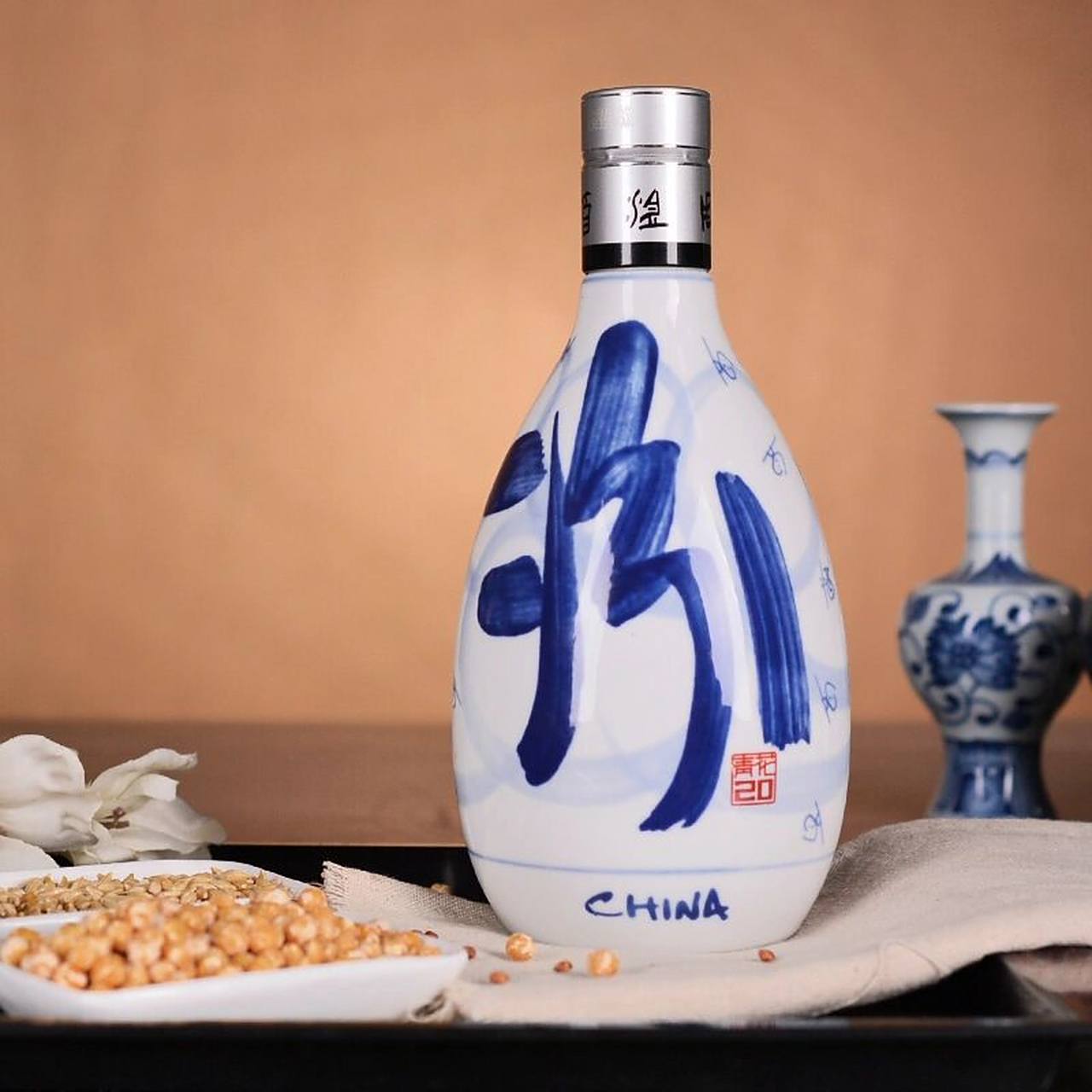 1,设计精美,送礼首选 青花20汾酒瓶身采用青花瓷的风格,白釉青花莲火