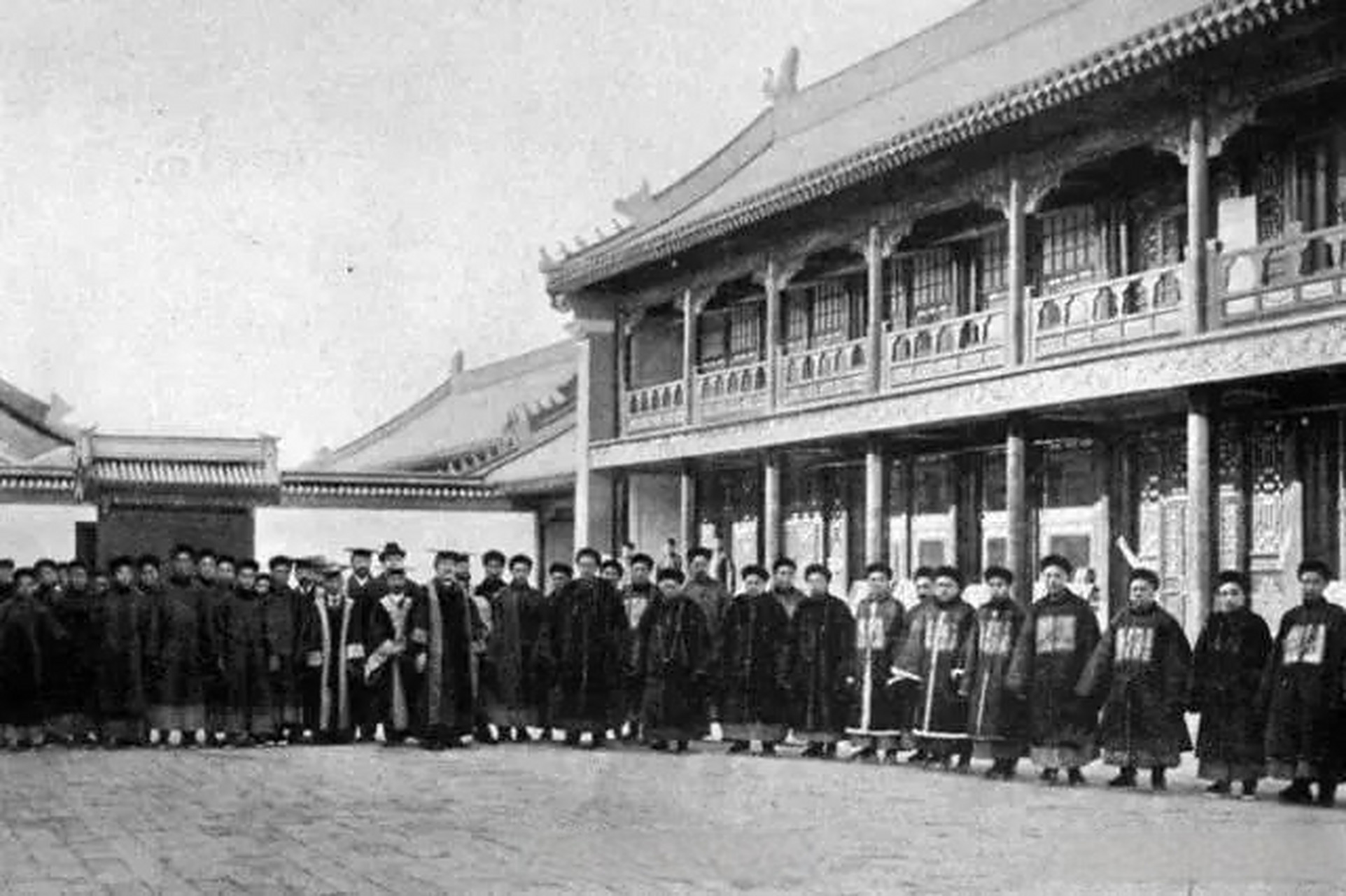 1898年戊戌变法,光绪帝站在千名京师大学堂学生前面,光绪沉默了片刻后