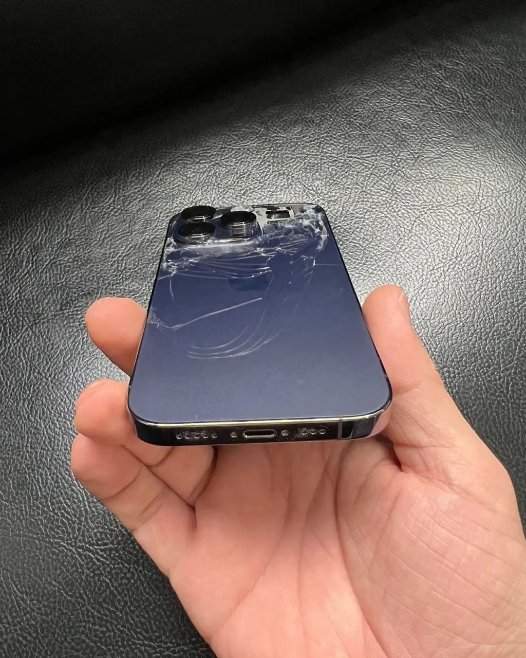 看到有一位网友的苹果14pro 不小心掉了就摔成这样了  想要维修结果
