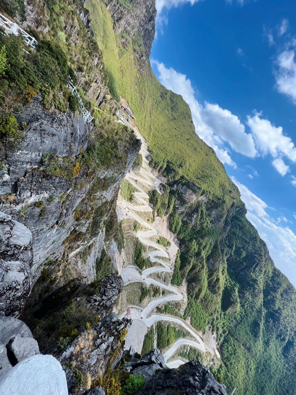 昆明周边|紫霞宫 紫霞宫位于昆明东川最高峰牯牛寨山腰,海拔3235米,是