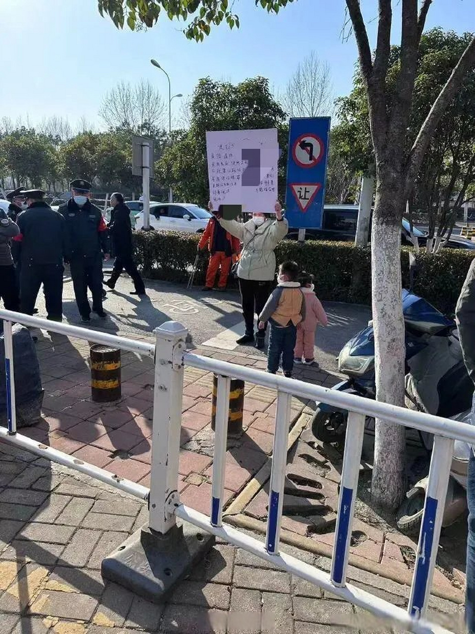 事情真相咱不说,某华学院的舆论工作是得好好加把劲了.