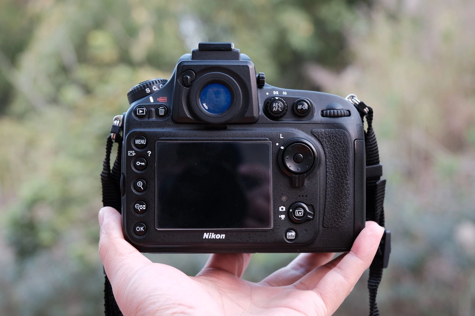 逛小黄鱼看到一个成色还不错的尼康d800,立马拍下.