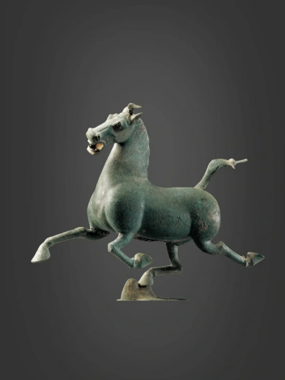 这尊铜奔马,更为大众熟悉的名称叫马踏飞燕,1969年出土于甘肃武威的