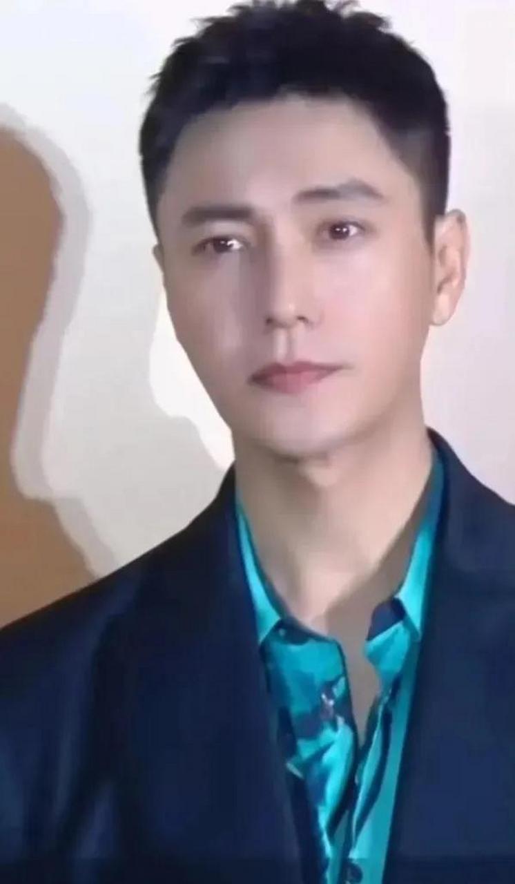 这把自己整成冯绍峰了吧,自己不比冯绍峰吗?何必呢