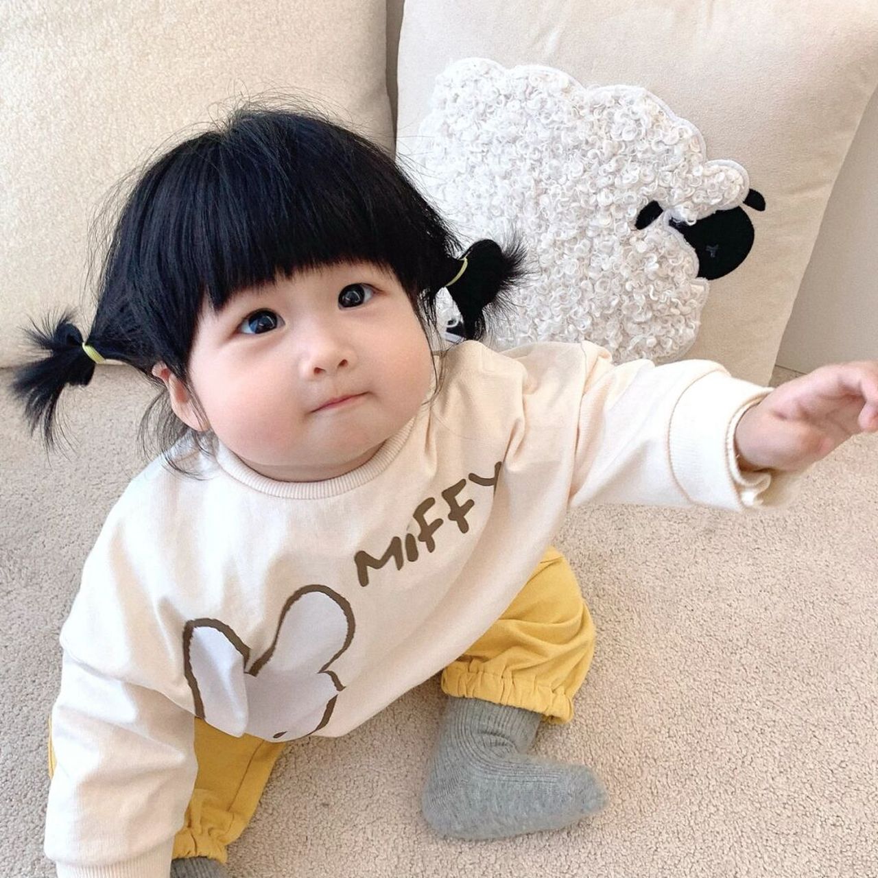 对着镜头一顿卖萌… 萌娃来报到 #人类幼崽可以多可爱# #幼歌xmify