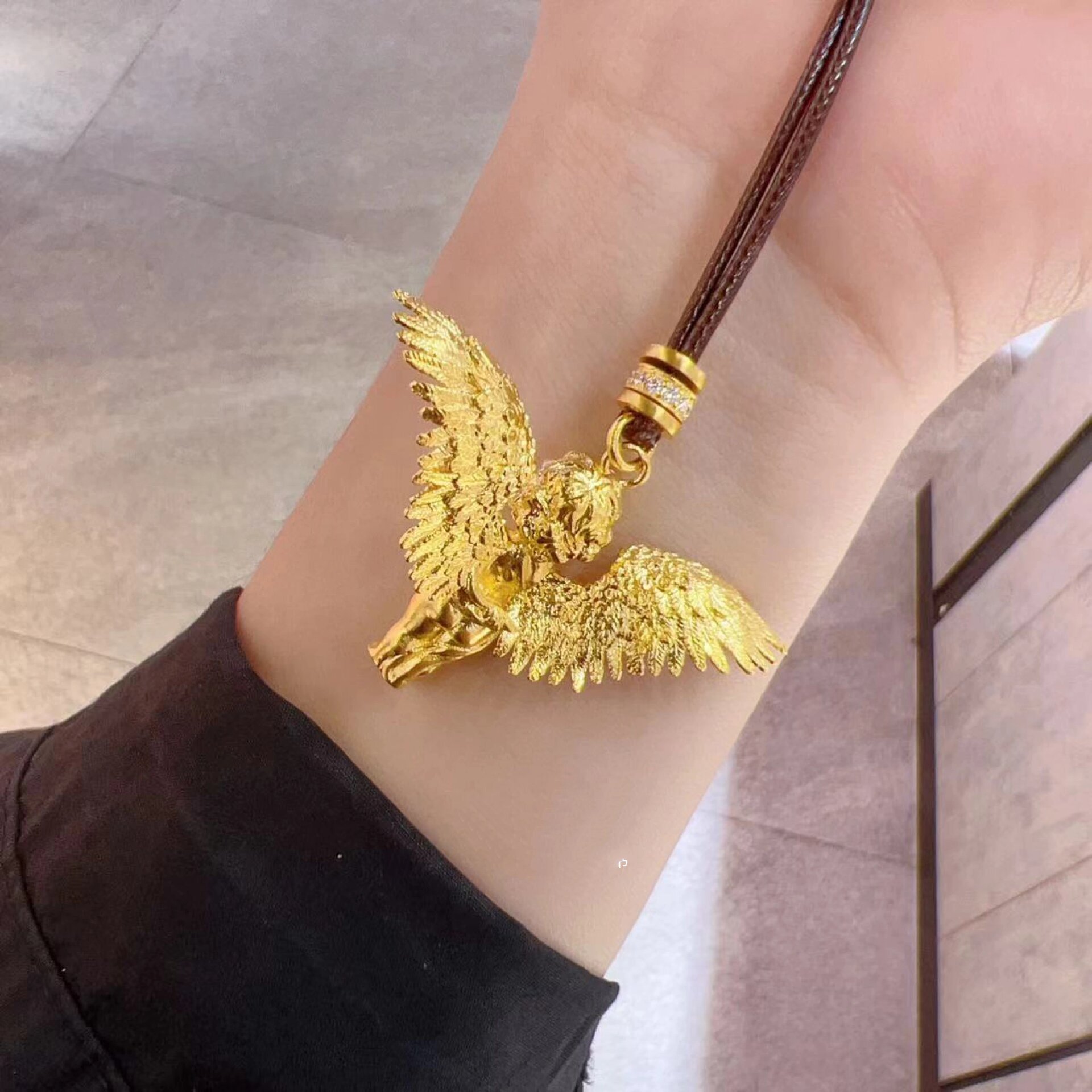 黄金点钻天使吊坠超精致