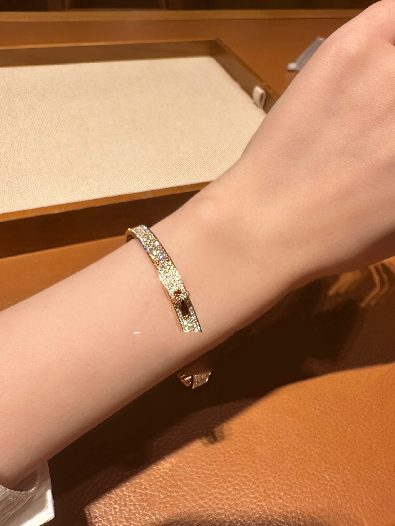 涨价到35w终于入了爱马仕满钻kelly手镯98 sa说店里到了只玫瑰金满