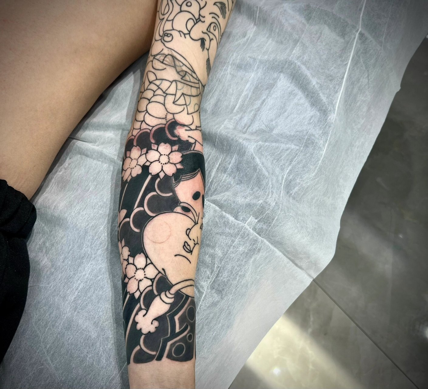 阿多福纹身 #老传统花臂阿多福 花臂火男 第一次上色进度