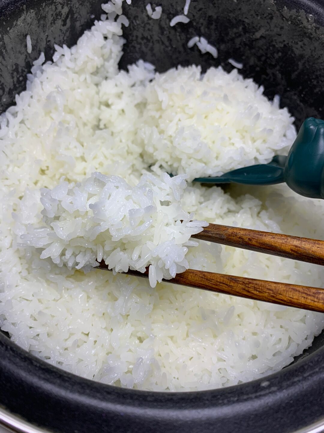 纯正五常大米的特点❗️ 1生米闻时有微微的米香味在煮饭的过程
