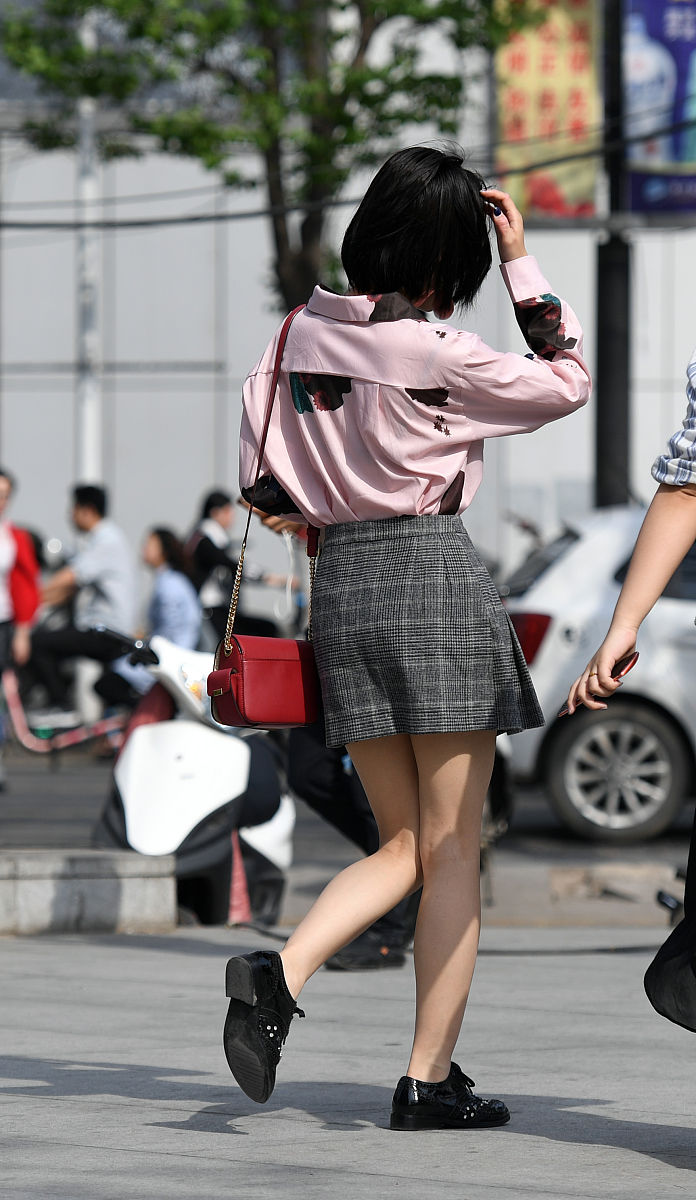 竟被摄影师李某捕捉,并悄然上传至一个200余人的街拍爱好者微信群