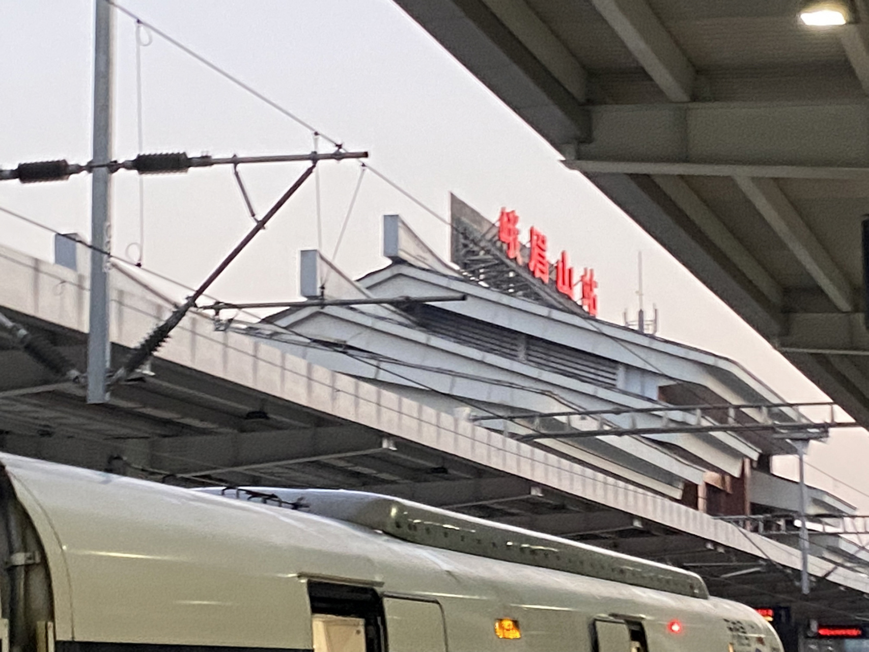 成都-峨眉山1日游 早上从成都东坐动车直接到峨眉山站(是峨眉山站不是