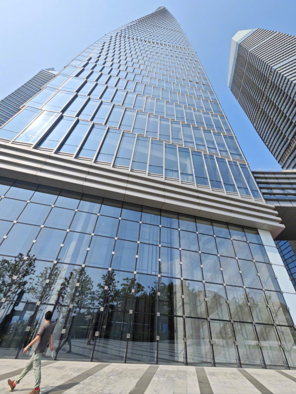 我国海水养鱼业长期受到台风,赤潮等自然风险的影响,青岛国信集团