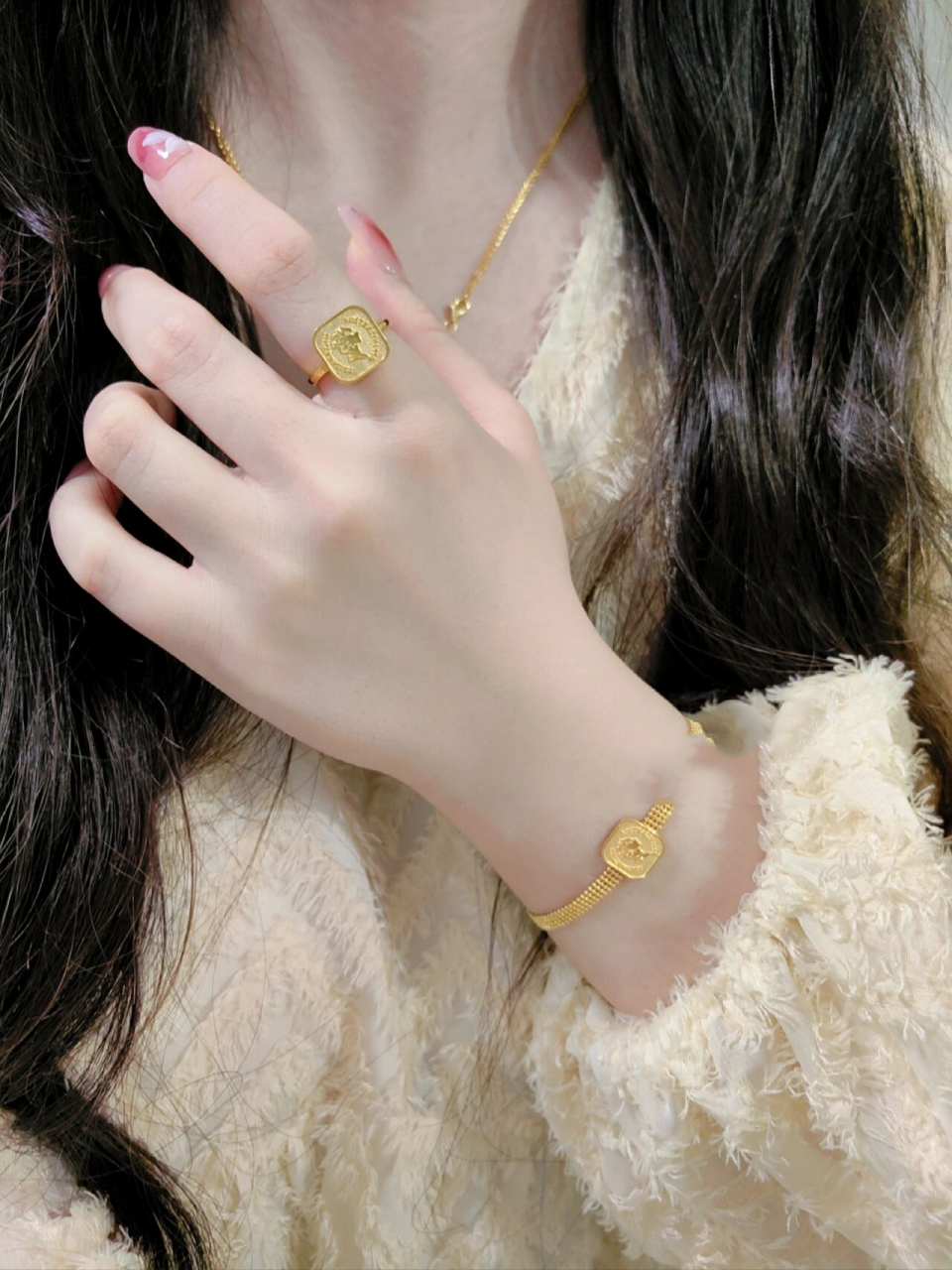 越简单越出彩|黄金复古女王 这个经典款黄金女王戒指和手链以前没有