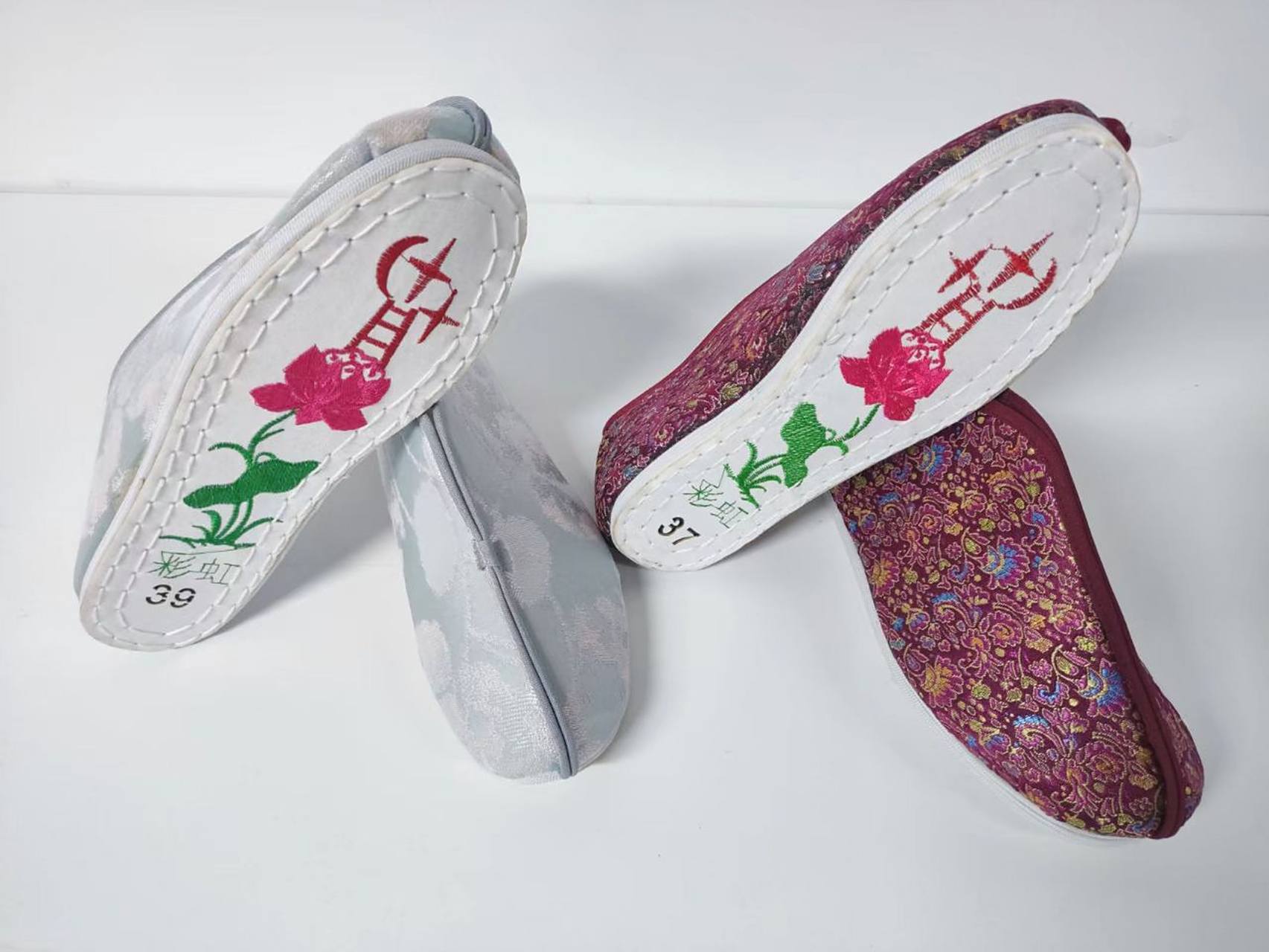 寿鞋一般都是同寿衣一起,在人去世后为其穿戴的服饰,有一个说法是