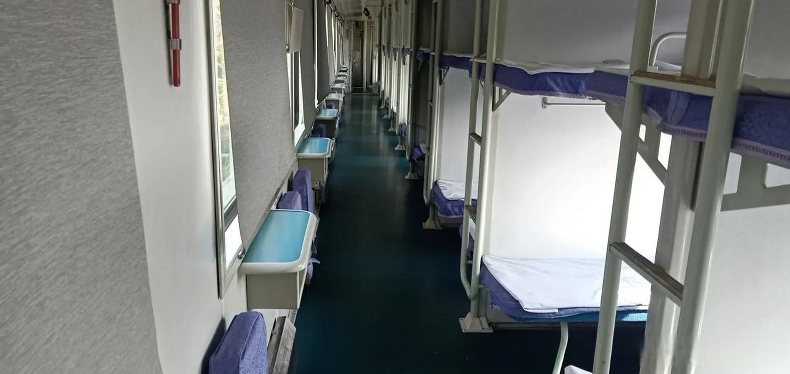 昨天,t379从重庆西站出来时,我所在车厢只有四个人,乘务员过来给我们