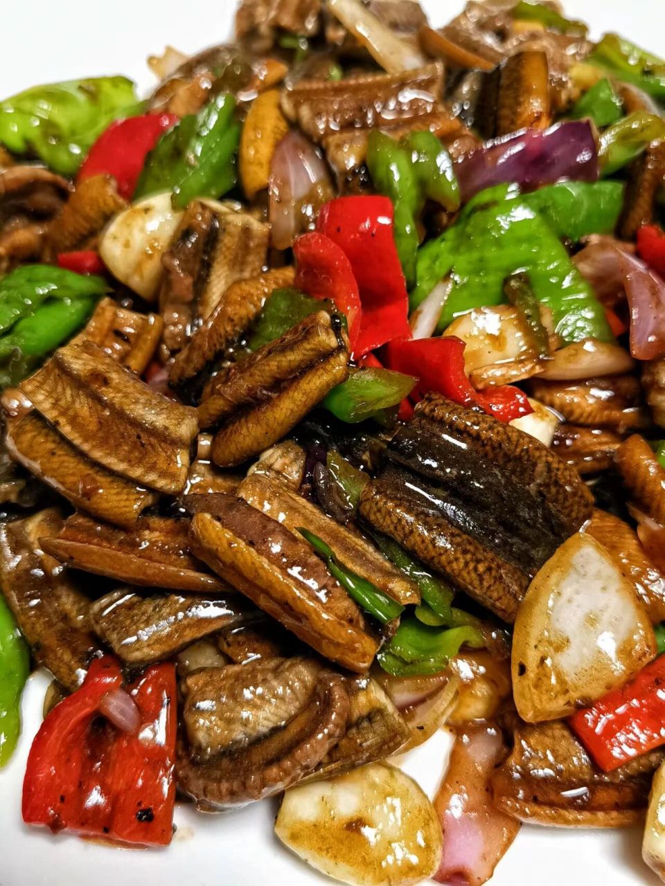 黄鳝的药用价值 野生鳝鱼不仅为席上佳肴,其肉,血,头,皮均有一定的