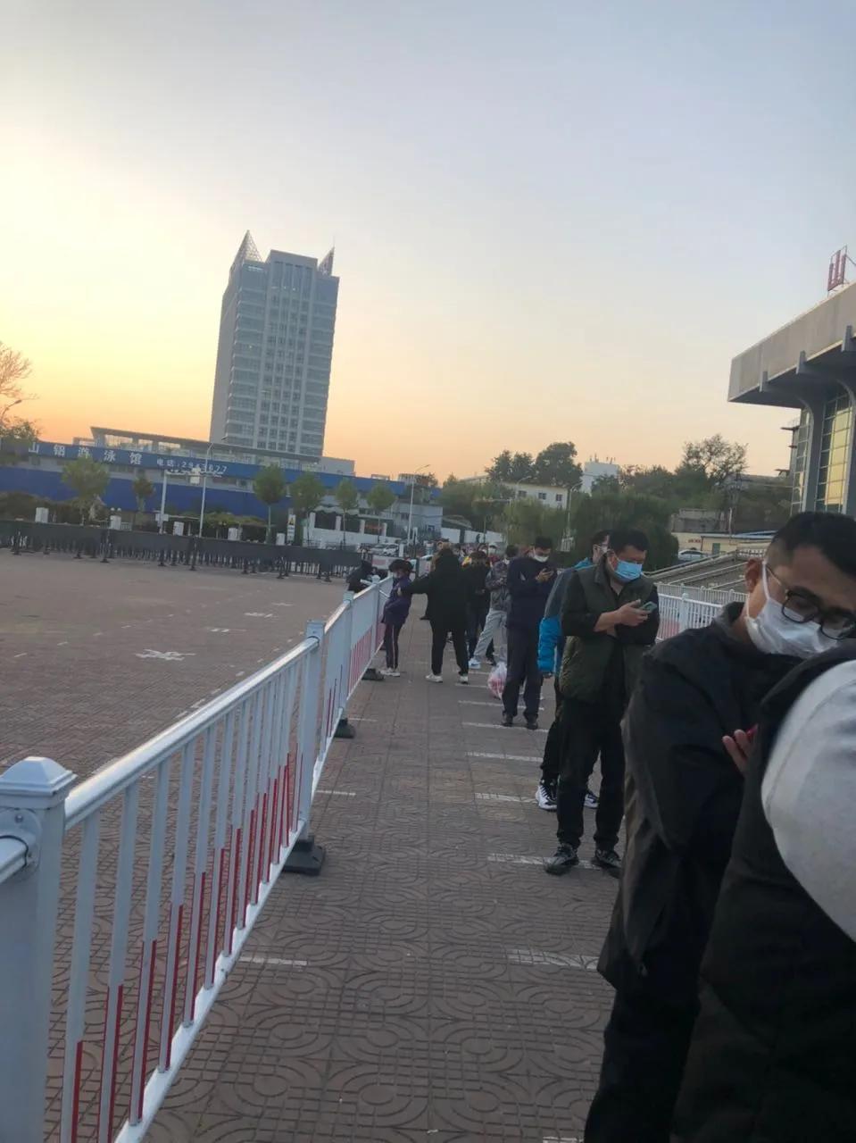 粉丝投稿:本本投稿,淄博山铝体育馆的核酸检测点 ,说五点开始检测