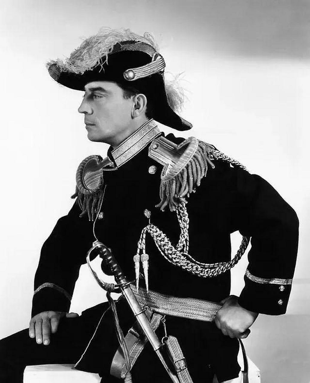 喜剧之神巴斯特基顿(buster keaton)是美国黄金时代无声电影时期最具