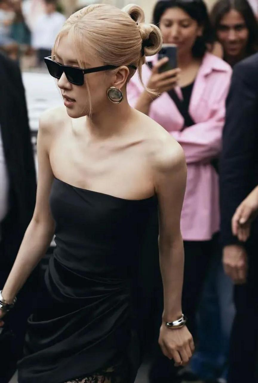 朴彩英穿黑色抹胸长裙,漂亮又性感!