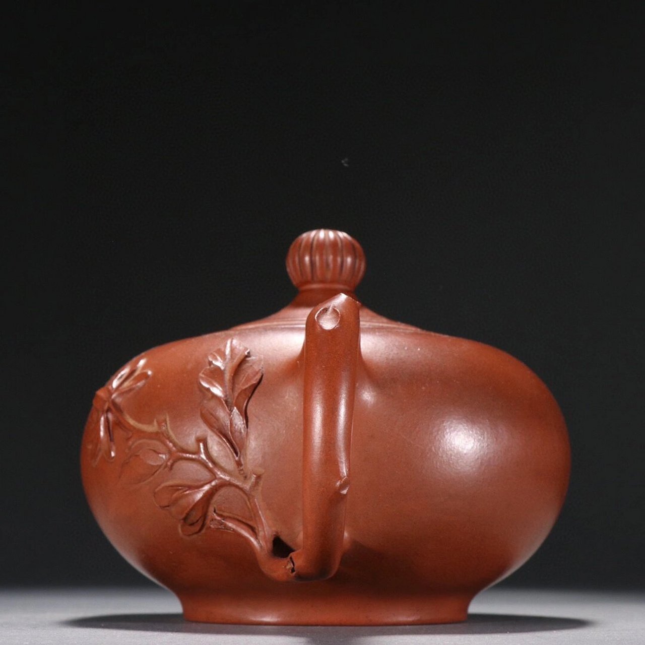 【紫砂花纹茶壶】【周桂珍款】 周桂珍款 紫砂花纹茶壶.