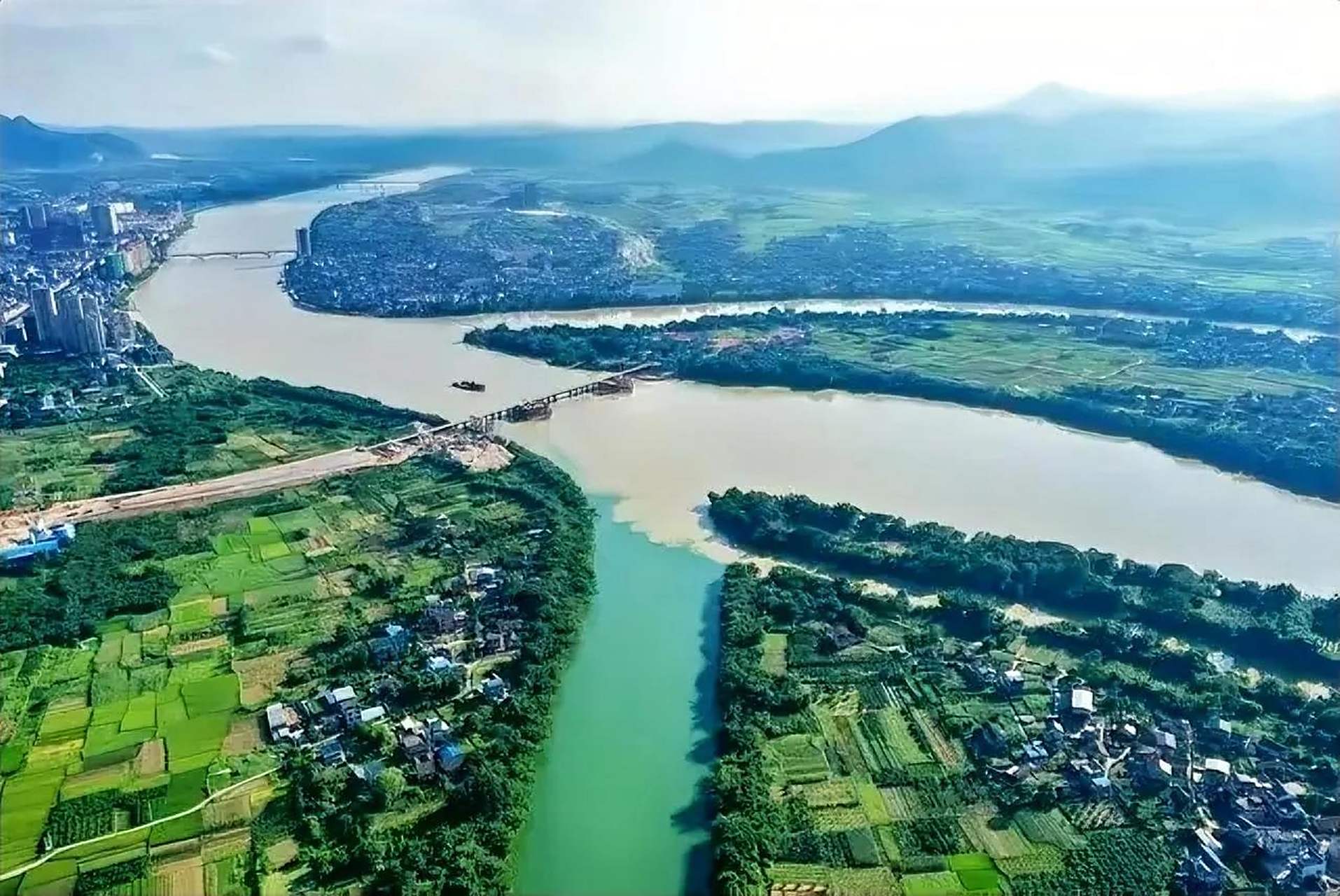 广西西江水系河流密布,水运发达,且河流特点各异.