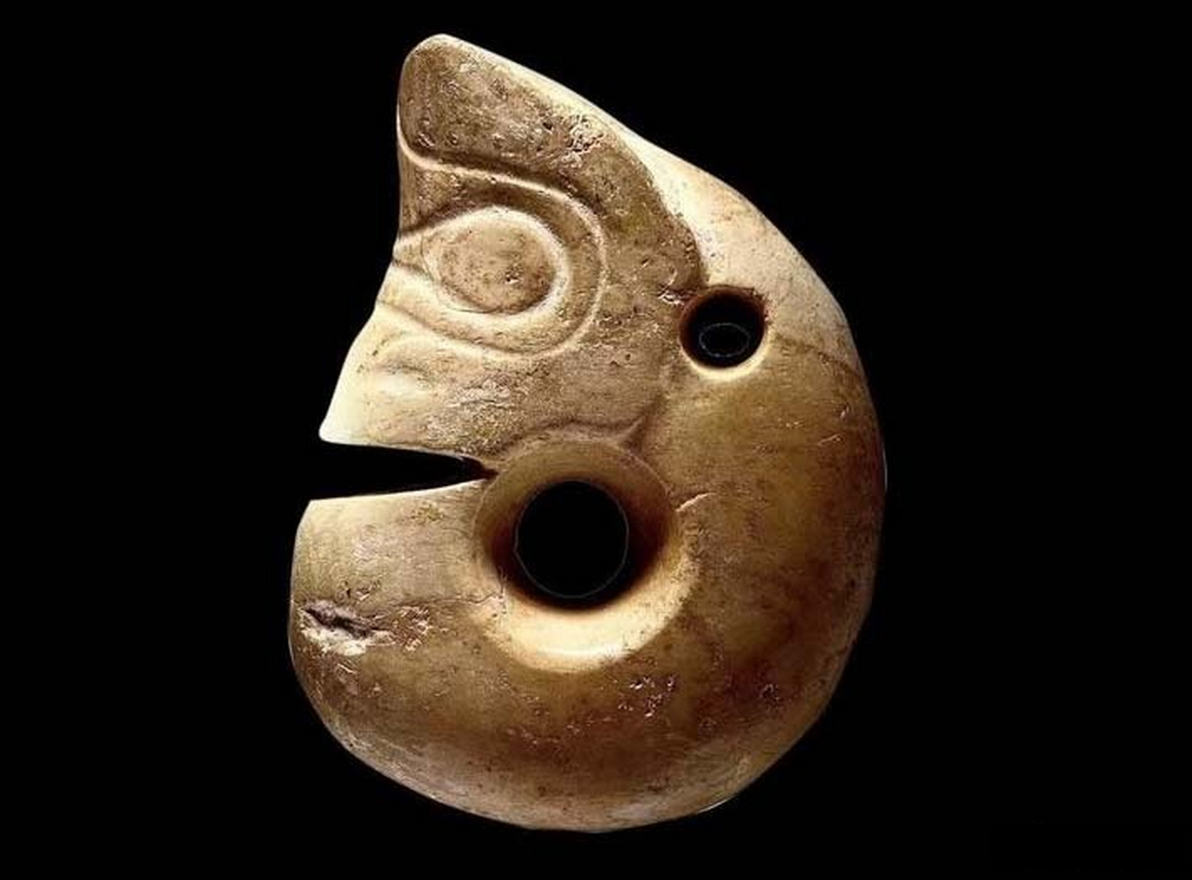 图1图2是同一件玉猪龙,分别是修复前后的样貌,图3是1984年建平牛河梁