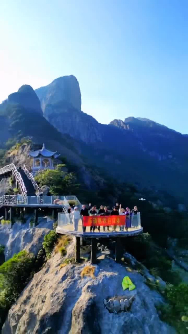 惊险又刺激_卧龙谷玻璃栈道攻略