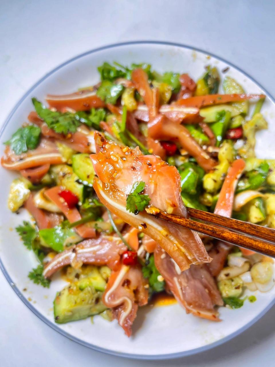 吃起来嘎嘣脆的黄瓜拌猪耳朵,家里过节桌上都有的一道菜,酸辣爽口还