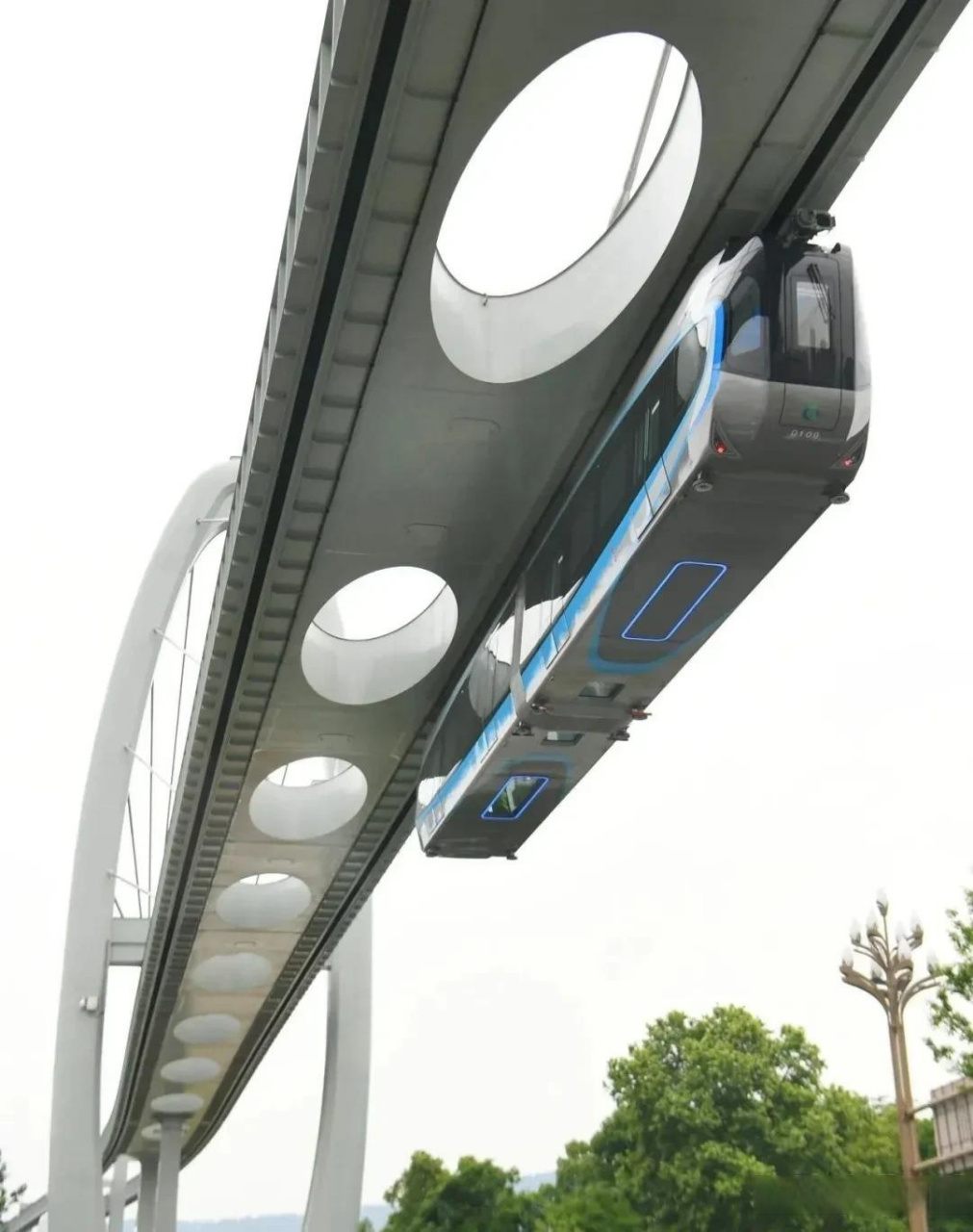 单轨列车,现在有武汉光谷的空轨,长沙的云巴,兴国的红轨.