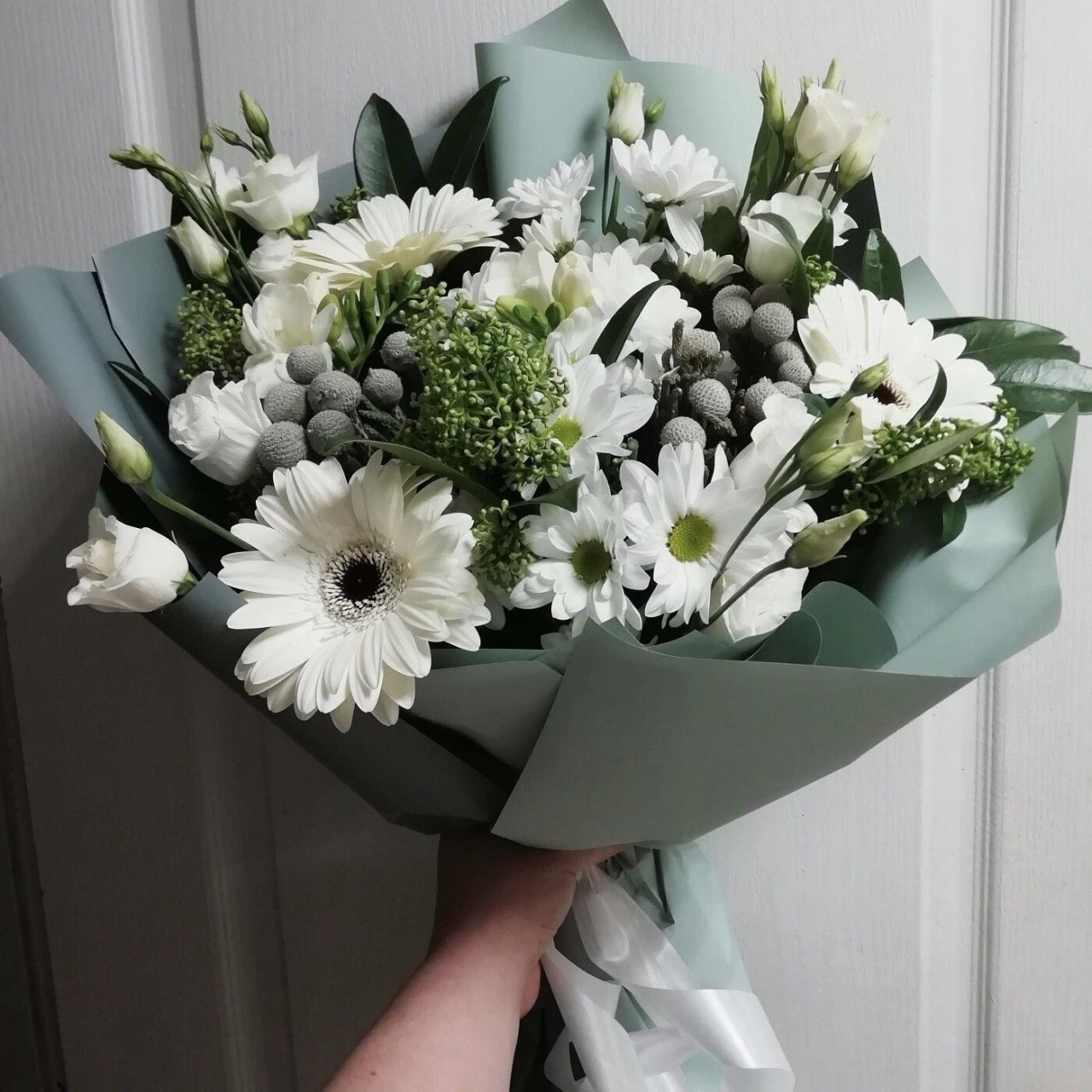 我们可以选择一些色彩比较素淡的花束来表达思念之情,除了常见的白色