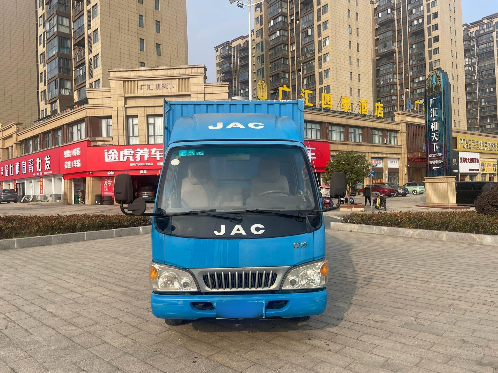 2米厢式货车,保险刚买,年审到明年年底,6条崭新的轮胎,车况极品,价格