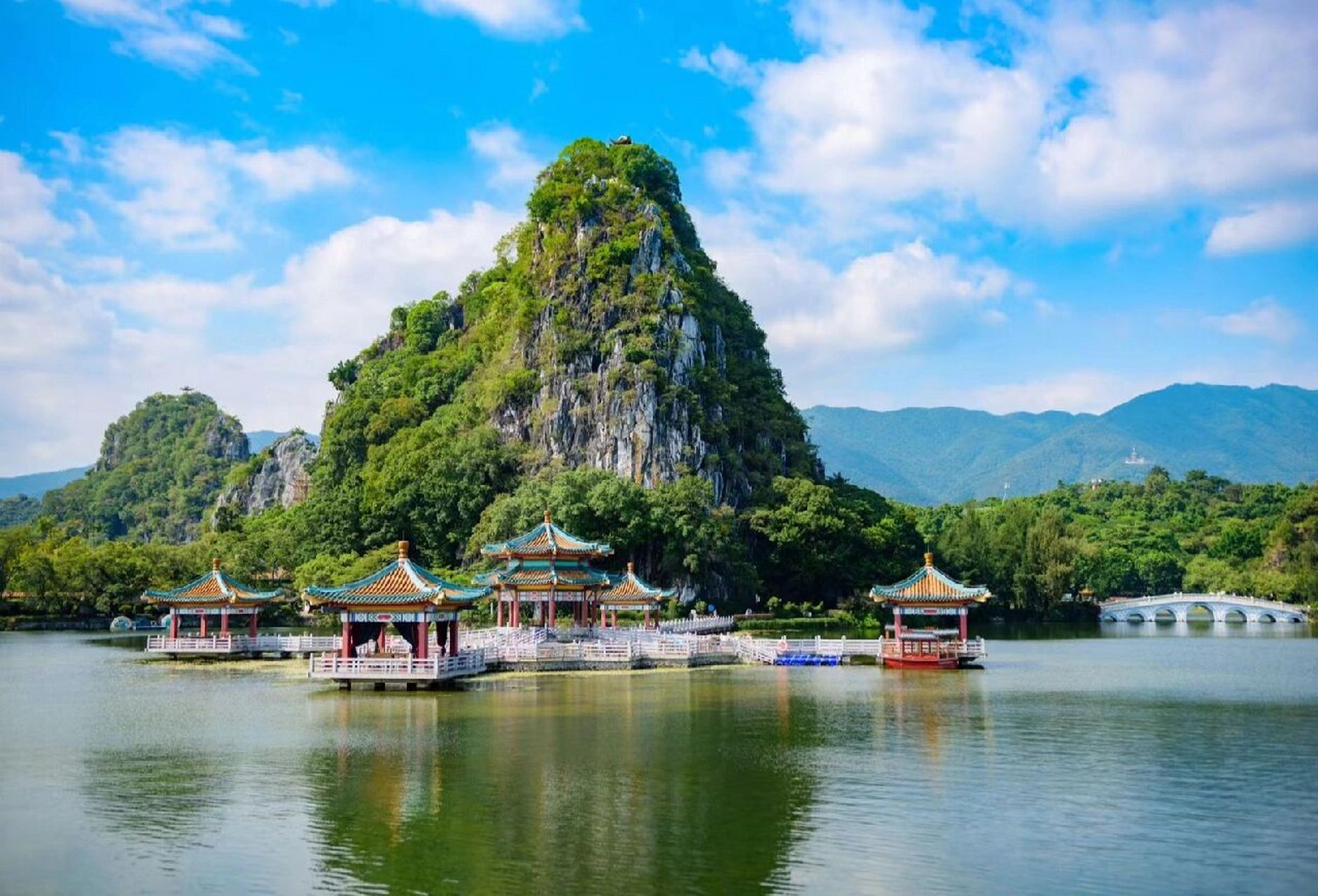 风景如画的七星岩 七星岩位于广东省肇庆市,因七座石灰岩峰排列状如