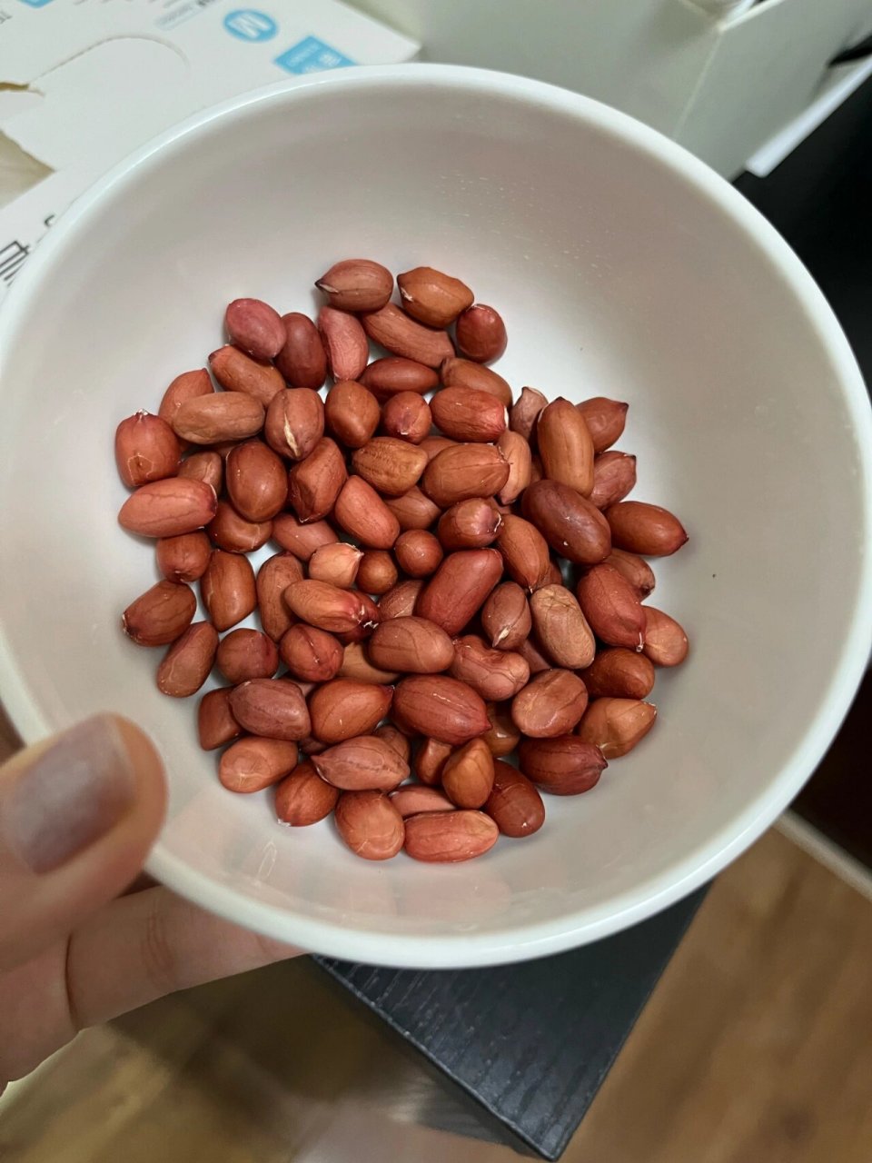 女生吃红皮花生真的好处多多 吃红皮生花生的好处真的很多96,老中