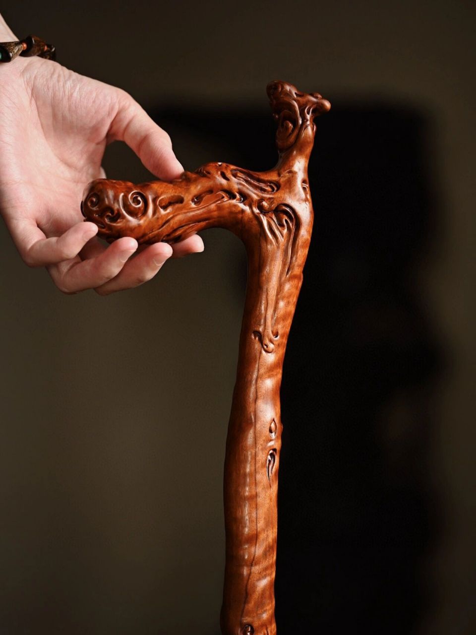 龙眼木满水波|龙头拐杖 老料满水波纹,杖首天然形态似龙首衔珠珠