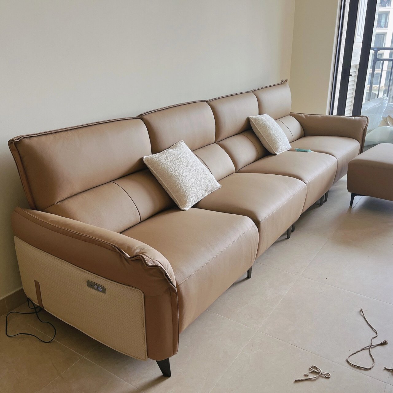 奶咖色沙发出售～ 出手全新奶咖色真皮沙发一套,因展厅灯光色差,订