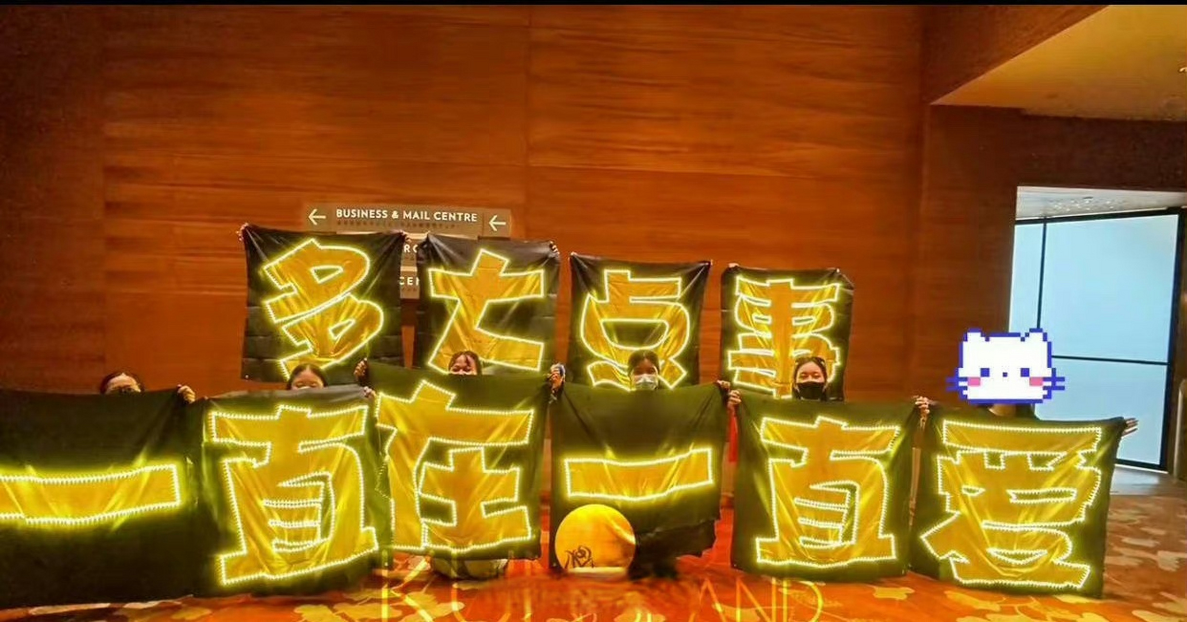 蔡徐坤演唱会粉丝应援牌写着多大点事?