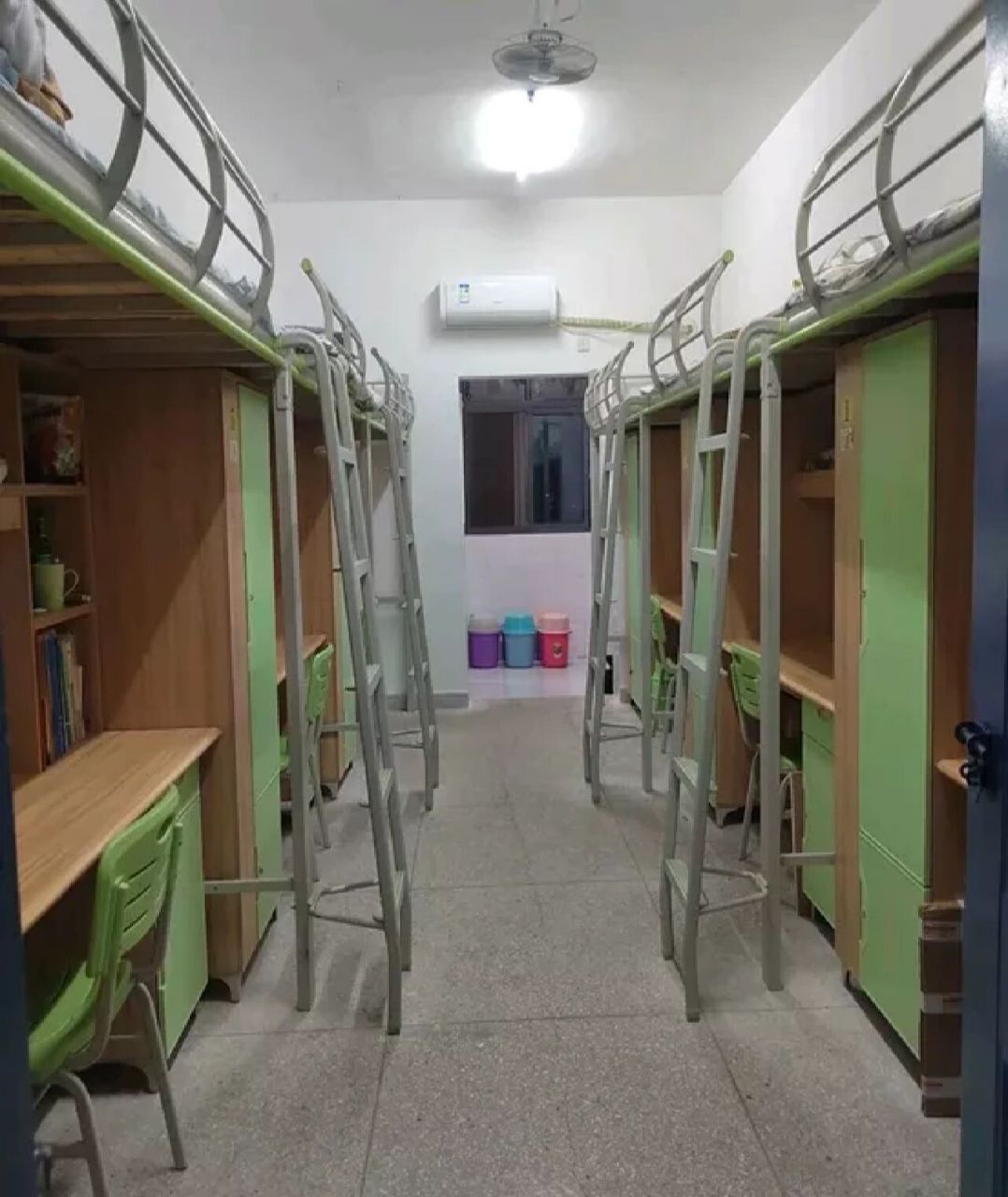 赣州师范高等专科学校寝室 给大家整理出来了一些寝室的照片 图一:新