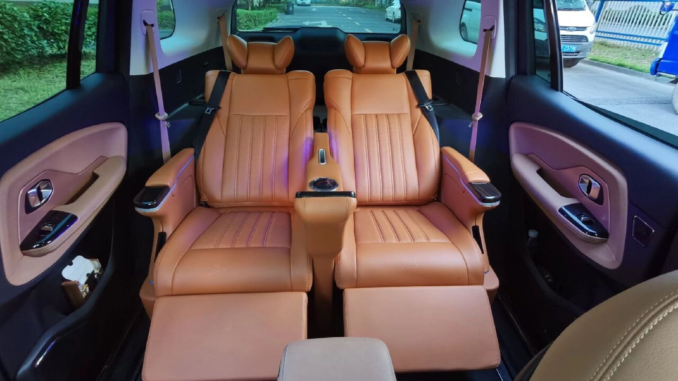 在车里能睡觉的suv除了理想l9还有很多种 最近理想l9车内躺着睡觉的