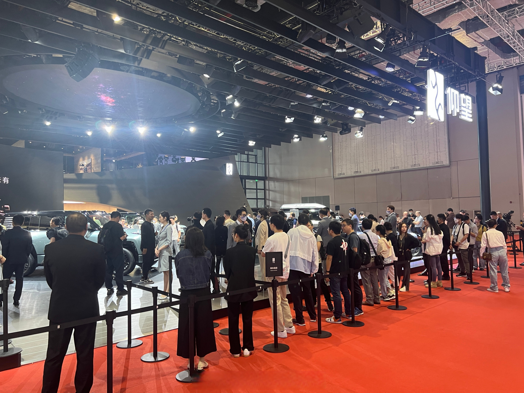 今天展馆人少点,但也得排队仰望[三哈]#2023上海车展