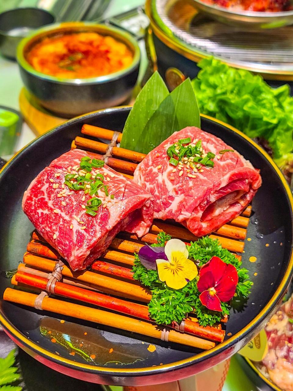 就是汇艺新开的韩里韩气的烤肉店 每一份菜品摆盘都超精致, 第一始滗