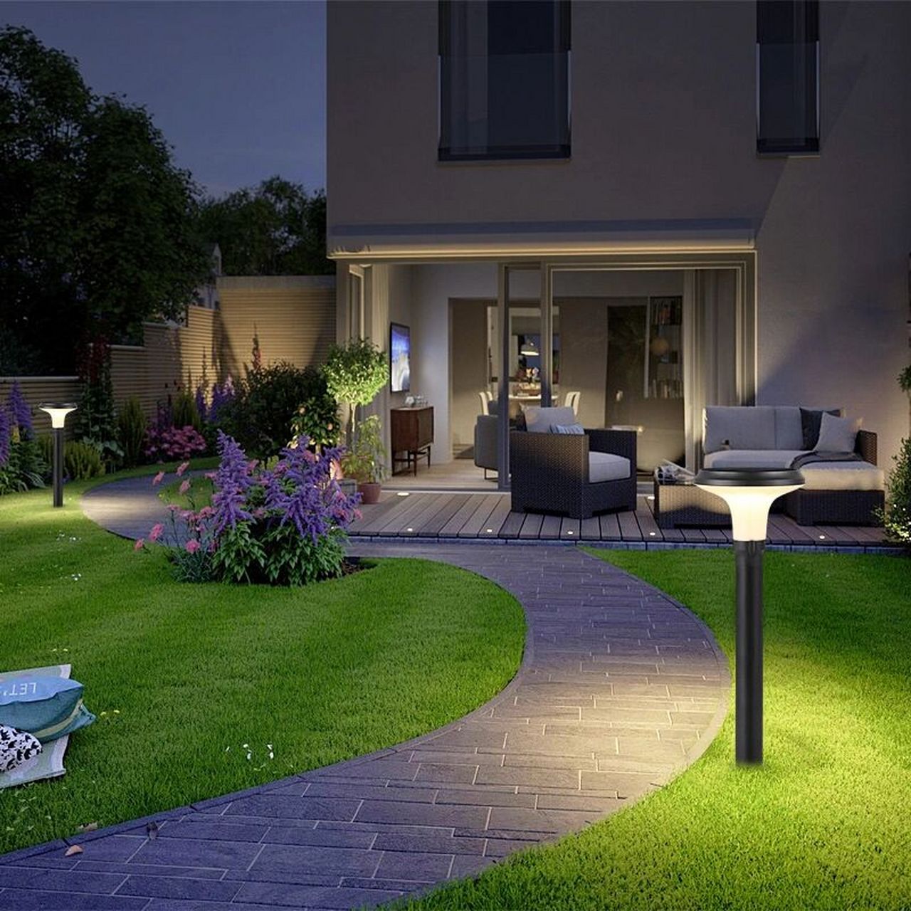 傍晚时分,花园里的草坪灯亮起时 7878花园草坪灯通常用于照明草坪