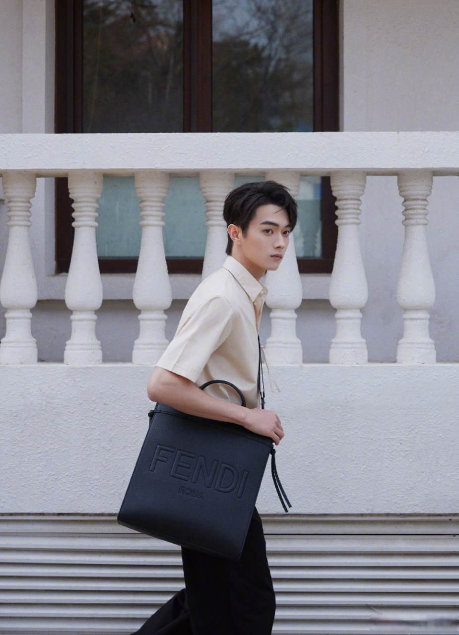 02@许凯soso 最新写真曝光,身穿米黄色t搭配黑色西装裤,男大既视感!